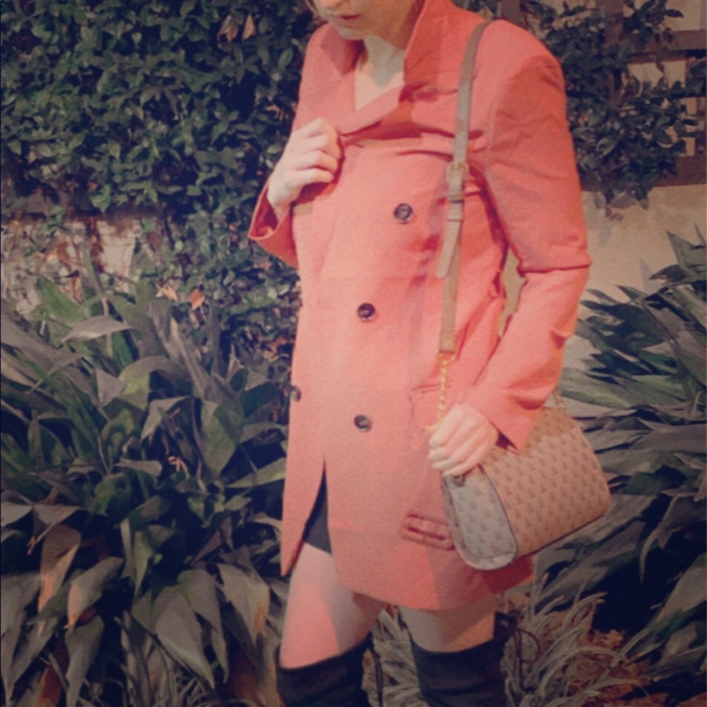 Salmon colored trench coat 🧥 💅🏻